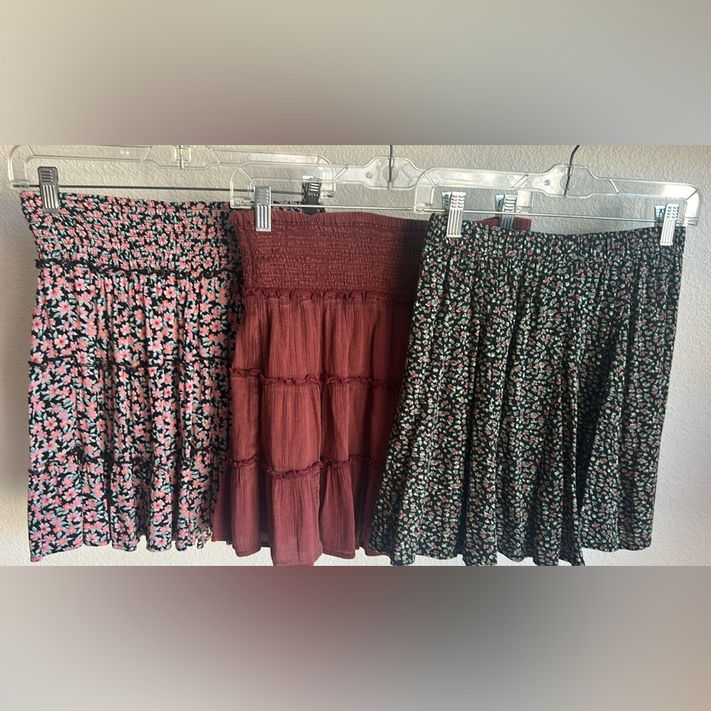 Bundle of American Eagle Outfitter skirts XS and XXS. The flowers skirt is XXS